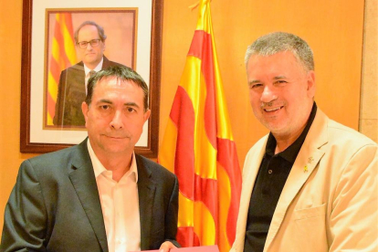 L'alcalde de Tarragona, Pau Ricomà, i el director del Complex Industrial de Repsol a Tarragona, Josep Francesc Font, durant la reunió.