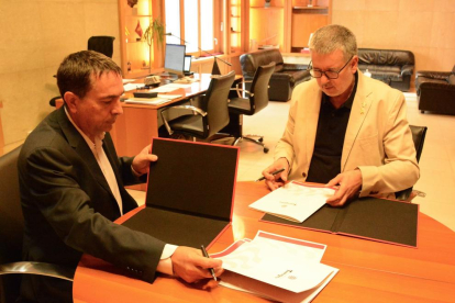 El alcalde de Tarragona, Pau Ricomà, y el director del Complejo Industrial de Repsol en Tarragona, Josep Francesc Font, en la firma del nuevo convenio.