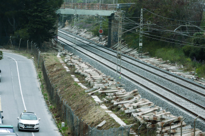 Miles de travesías en los laterales de las vías del tren en el tramo de la Platja Llarga.