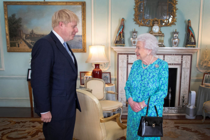 La Reina de Inglaterra Elisabeth II con el nuevo primer ministro del Reino Unido Boris Johnson, en Londres el 24 de julio del 2019.