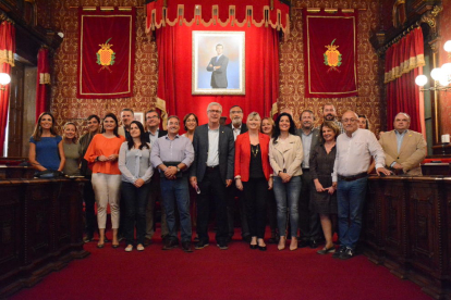 Fotografia de família dels regidors del mandat 2015/2019, feta ahir al saló de plens de l'Ajuntament, amb algunes absències.