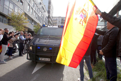 Recibimiento en Vigo a agentes de la Policía Nacional retornando desde Cataluña.