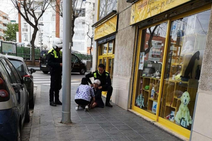 Imagen de la mujer mayor en el suelo después de sufrir el robo.