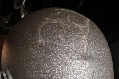 Imagen del casco delpolicia herido compartida a redes para|por sus compañeros.