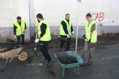 Plan|Plano entero de un grupo de voluntarios de Montblanc limpiando una de las calles afectadas por la riada. Foto del 25 de octubre del 2019 (Horizontal).