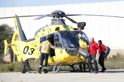 Pla general d'un helicòpter i bombers al centre de comandament instal·lat a Montblanc en el dispositiu de recerca dels desapareguts pel temporal. Imatge del 25 d'octubre del 2019