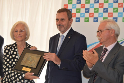 Maria Josepa Duch, vídua de Marca, rebent una placa de record de mans de Pere Jornet, president de la Fundació; a la dreta, Francesc Roig, patró de la Fundació.