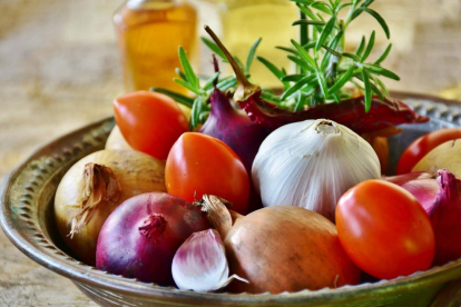 Cocinar las hortalizas del sofrito con aceite de oliva virgen exttra mejora las condiciones.