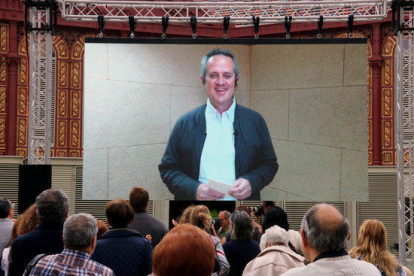 Imagen de archivo del cabeza de lista de JxCat en Barcelona, Quim Forn, durante la videoconferencia desde la prisión de Soto del Real en el Mercat de Sant Antoni.