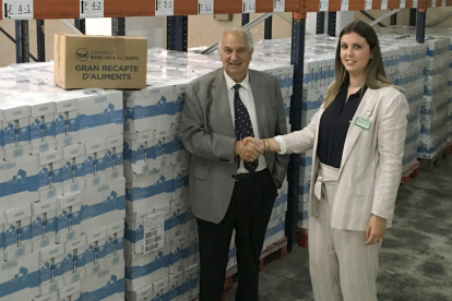 El president del Banc dels Aliments de les comarques de Tarragona, Eusebio Alonso, i la directora de Relacions Externes de Mercadona a Tarragona, Beatriz Feced, en l'acte de donació de la llet.