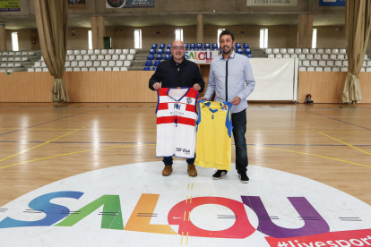 A la izquierda de la imagen, Jordi Balaguer, entrenador del Club Bàsquet Valls, acompañado del técnico del CB Salou, Jesús Muñiz.