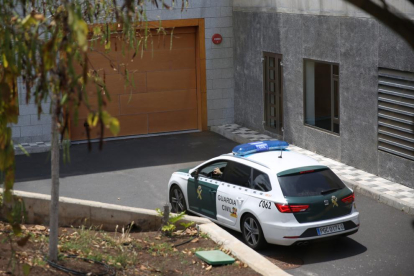 Un coche de la Guardia Civil entra en los juzgados de Arona, donde ha declarado el detenido.