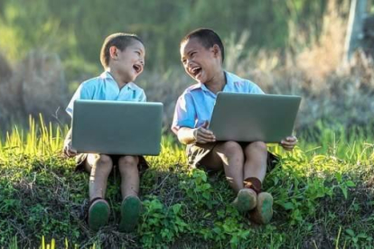Dos nens amb un ordinador.