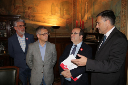 El secretari d'Estat de Medi Ambient, Hugo Morán, i el primer secretari del PSC, Miquel Iceta, a Tortosa.