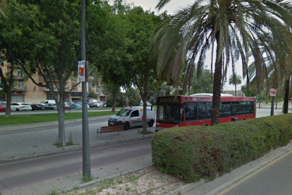 Imatge d'una parada d'autobús carrer Doctor Tomás Sala amb San Vicente Mártir
