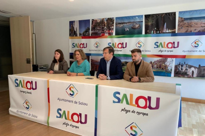 Los cuatro concejales de Ciutadans en Salou, ayer, después de la rueda de prensa.