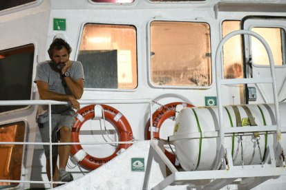 El fundador d'Open Arms, Oscar Camps, en el vaixell a Lampedusa en què van desembarcar els darrers 83 migrants a bord per ordre de la fiscalia italiana, el 20 d'agost del 2019