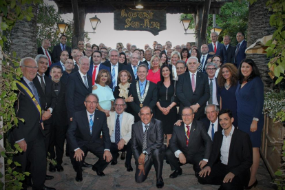 Foto de família dels membres del nou club rotari de la ciutat de Tarragona.