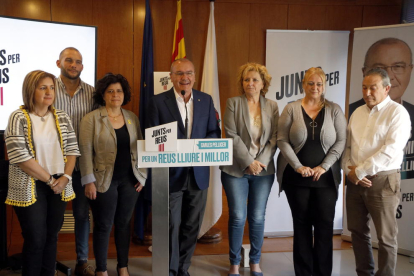 El cabeza de lista de Junts per Reus, Carles Pellicer, en rueda de prensa con el resto de concejales electos.
