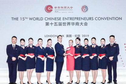 De Haro, en el centro de rojo, en el 15.º convenio mundial de emprendedores chinos celebrado este año.