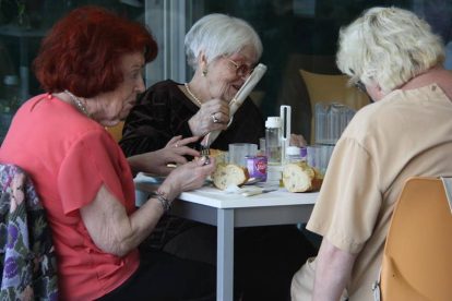 Imagen de archivo de un grupo de personas mayores compartiendo mesa.