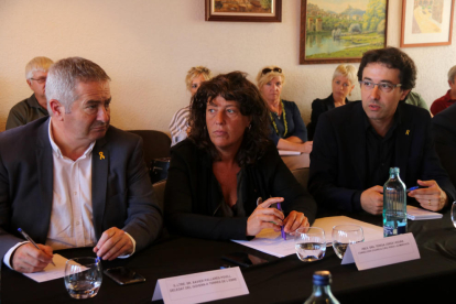 La consellera Teresa Jordà en la reunió amb alcaldes de municips afectats per l'incendi.