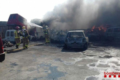L'incendi s'ha produït en una pila de vehicles en un ferroveller al Camí Vell de Garcia.