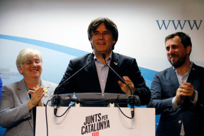 El cabeza de lista de JxCat a las elecciones europeas Carles Puigdemont comparece con Toni Comín y Clara Ponsatí después de conocer los resultados de los comicios en la Eurocámara.