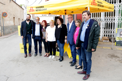 Pla conjunt dels candidats d'ERC Norma Pujol i Miquel Aubà, al centre, a la carpa electoral davant del mercat d'Alcanar.