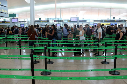 Imagen de los filtros de seguridad del aeropuerto del Prat este 30 de agosto de 2019.