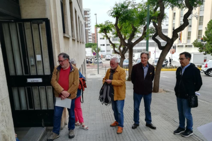 Grup de persones que esperaven notícies davant del Jutjat de Guàrdia de Tarragona  ahir al matí.