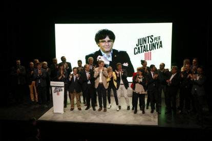 Pla general de l'escenari del Teatre Metropol de Tarragona, durant el míting final de JxCat, amb Carles Puigdemont a la pantalla i el president Torra i la resta de candidats. Imatge del 24 d'abril del 2019