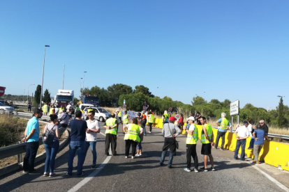 Imatge de la protesta a la rotonda de Torredembarra.