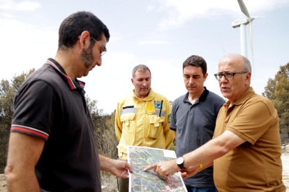 Enric Vadell, en el centro, visitando la zona afectada por el incendio con técnicos del Departamento de Agricultura, el director territorial y el responsable del ADF.