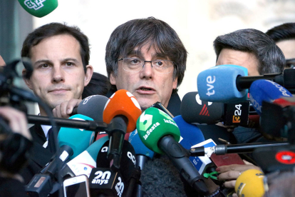 L'expresident Carles Puigdemont atenent els mitjans de comunicació després de comparèixer davant la justícia belga,