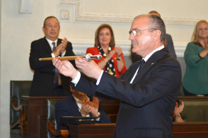 Carles Pellicer amb la vara d'alcalde de la ciutat de Reus.
