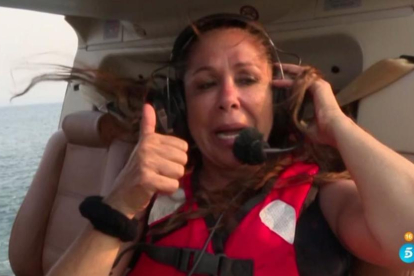 Isabel Pantoja, just abans de saltar de l'helicòpter.