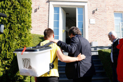 Carles Puigdemont recibe Al ebrense Rai López y lo invita a entrar a su casa.