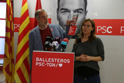 El cap de llista del PSC per Tarragona al Congrés, Joan Ruiz, acompanyat per la candidata del PSC de Reus al Congrés, Sandra Guaita, en la roda de premsa de valoració de la campanya electoral.