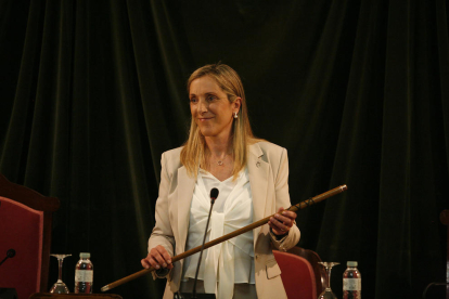 La nueva alcaldesa de Valls, Dolors Farré, en el pleno de investidura.