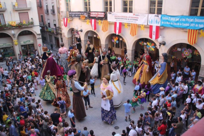 El baile en la plaza del Pati de Valls, con todos los gigantes participantes.
