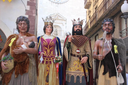 Els Gegants Neolítics de l'Espluga amb els Gegants de la ciutat de Valls.