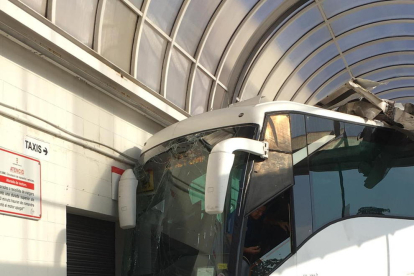 Imatge de l'autobús encastat en la façana de l'estació de Valls