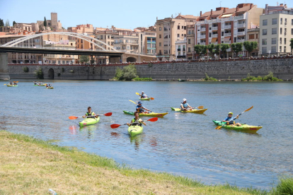Imatge de l'arribada amb canoes a Tortosa dels participants de la dinovena edició de la Piraguada popular de la PDE.