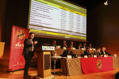 El director general de la SAE, Lluís Fàbregas, presentando los números durante la Junta General de Accionistas del Gimnàstic de Tarragona.