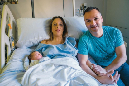 El Ander, con su madre, Judit, y su padre, Andrés, con poco más de 12 horas de vida, en la habitación 324 del Hospital Santa Tecla.