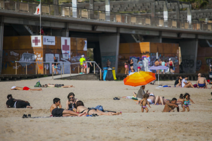 Decenas de bañistas disfrutaban ayer de un día de playa en Tarragona.