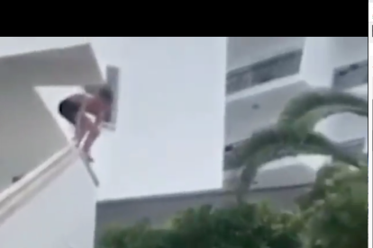 Imagen del joven a punto de saltar del balcón.