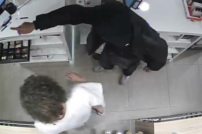 Captura de un vídeo de uno de los establecimientos que atracó el detenido.