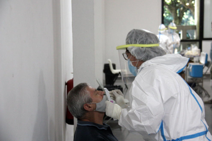 Una persona i un professional sanitari mentre fan una PCR en el marc del cribratge massiu de la Seu d'Urgell.